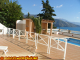 Blick von der Terrasse zum Pool