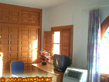 Komfortable Wandschr�nke und Schreibtisch