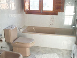 2 B�der mit Badewanne, Bidet und WC