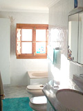 2 B&auml;der mit Badewanne, Bidet und WC
