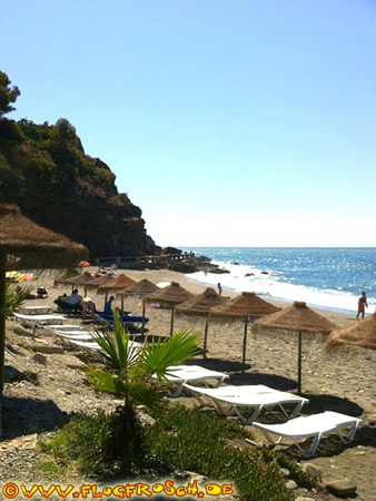 Sonnenschirme und Strandliegen in der Playa Cabria